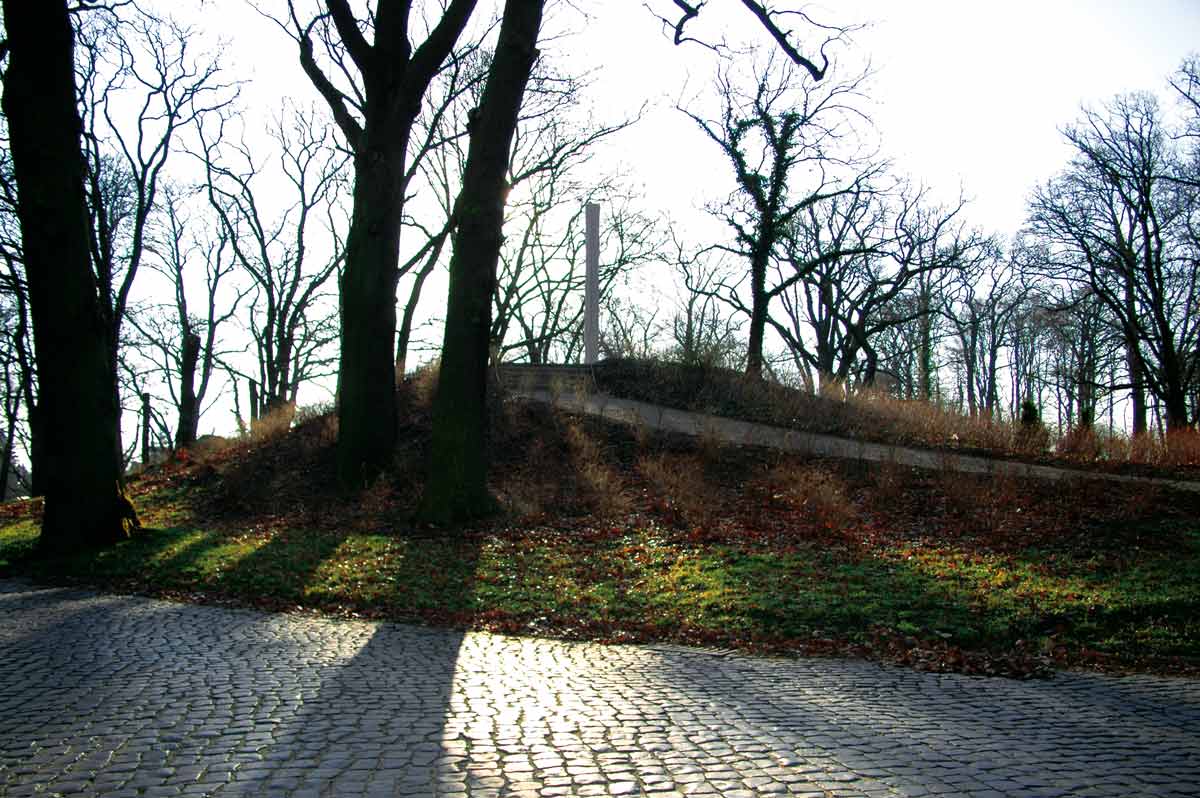  Blick vom Schleifmühlenweg auf den Standort im Schweriner Schlossgarten (Hintergrundfoto: Michael Schnell) – 3d-Artwork ©2011 hasche.mediendesign | studio fuer digitale illustration