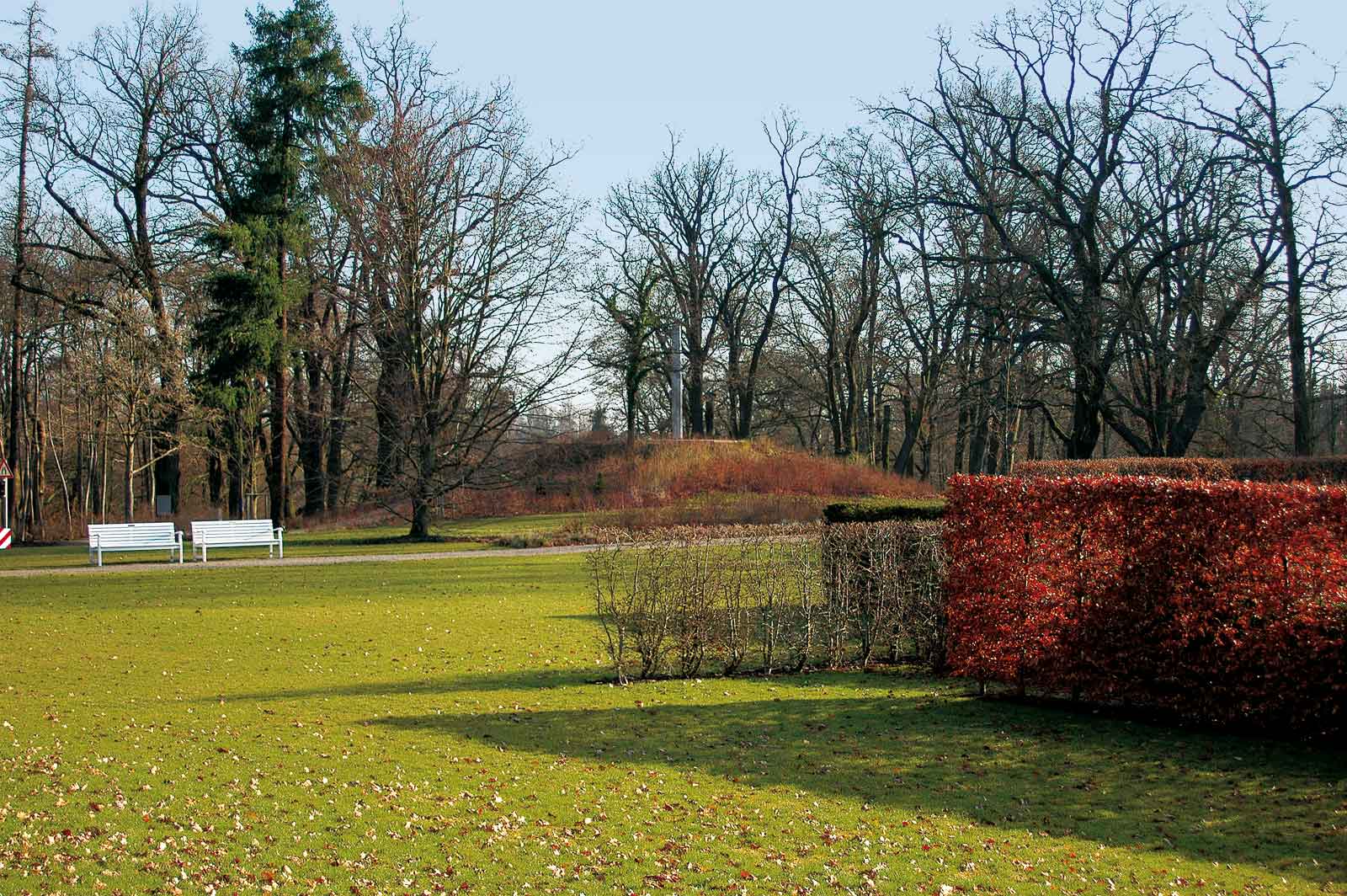 Schlossgarten Schwerin – Blick vom Heckengarten auf den Tempelberg (Foto ©2010 Michael Schnell)